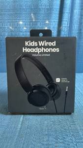 lot 8010 image: Kids Wired Headphones Volume Limited 3.5mm Audio Jack