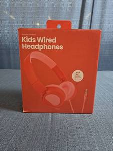 lot 8067 image: Kids Wired Headphones 3.5mm Audio Jack 85dB Volume Limit