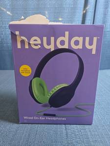 lot 8072 image: heyday Wired On-Ear Headphones with Inline Microphone 3.5mm AUX
