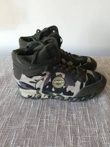 lot 4062 image: Pair High-Top Hiking Boots Camouflage Sport Size Unknown