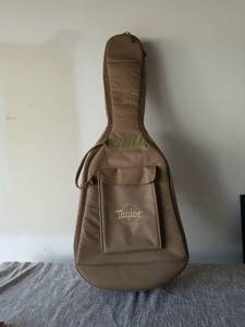 lot 4098 image: Taylor Guitars Gig Bag Acoustic Guitar Soft Case