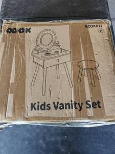 lot 4136 image: Kids Vanity Set BCOK017 with Mirror and Stool