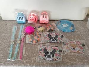lot 4138 image: LOT OF RANDOM PET ITEMS
