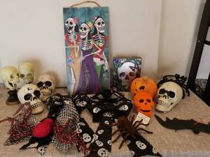 lot 4192 image: Halloween Decoration Lot Skulls Wood Sign Pumpkins Garland Spider