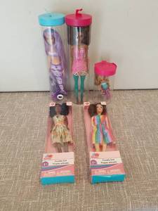 lot 4193 image: Posable Doll Lot 5 Pieces Includes Packaged Dolls and Loose Figures