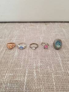 lot 4217 image: Lot of 5 Assorted Rings with Stone and Metal Details