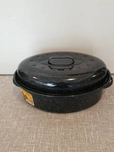 lot 4224 image: Granite Ware 18  Covered Oval Roaster  15 Pound Capacity  Roasting Pan