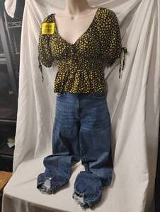 lot 35680 image: Womens outfit, Blue and yellow V-neck top size S, Levis denim jeans size 910