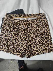 lot 35695 image: YOUTH Soffe shorts size M, Nova Sport sweats size XS