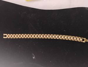 lot 35838 image: LvL 5 Replica - Gold Bracelet With Small Cut Diamond.