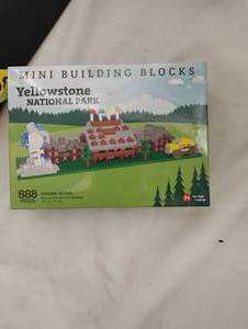 lot 35849 image: Mini Building Blocks - Yellowstone National Park.