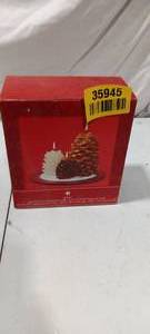 lot 35945 image: Christmas pine cone candle gift set