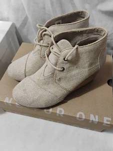 lot 35891 image: Toms - Desert Wedge Natrual Metallic Linen - Size 6 Boots.