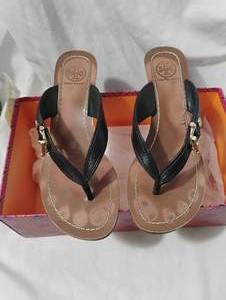 lot 35899 image: Tory Burch Womans Flip Flop - Size 6.