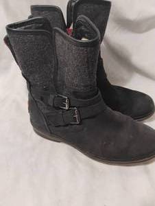 lot 35904 image: Brown Water Proof Womans UGG Boots - Size 6.