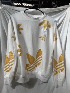 lot 35907 image: White & Gold Adidas Throw Over - Adult Small.