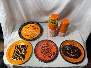 lot 35928 image: Bundle of Halloween party supplies, 4 sets of paper plates, and orange solo cups
