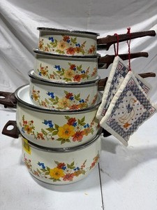 lot 36079 image: Vintage Sweet Flower Cooking Pot Set