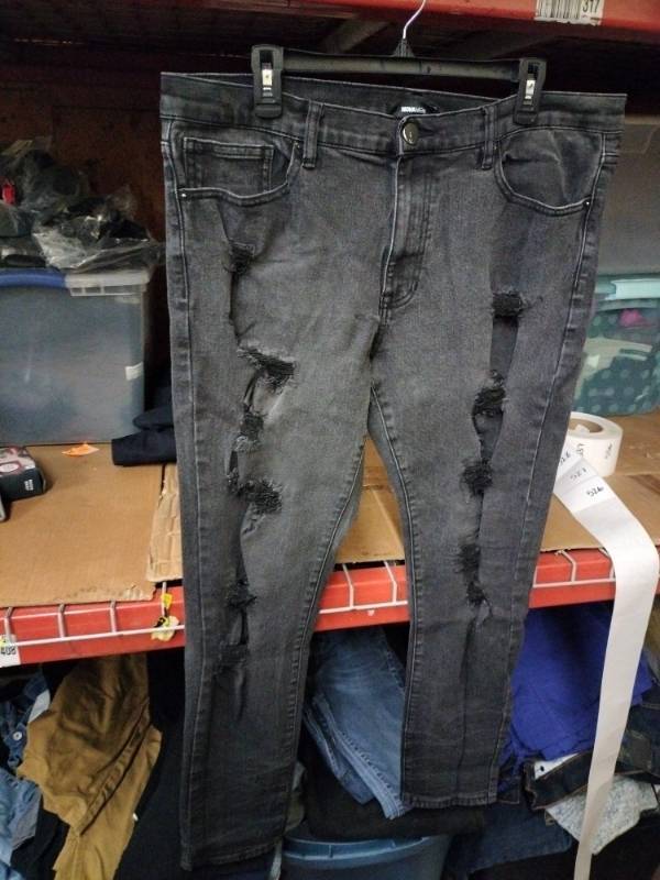 lot 526 image: Nova Men Distressed Black Washed Denim Jeans Size 38