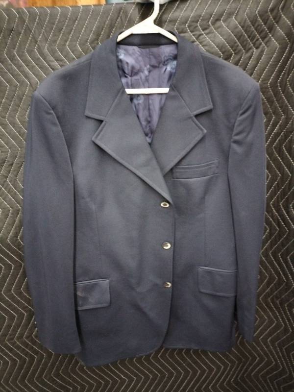 lot 9079 image: The Travelknit Sears The Mens Store Navy Three-Button Blazer Sport Coat