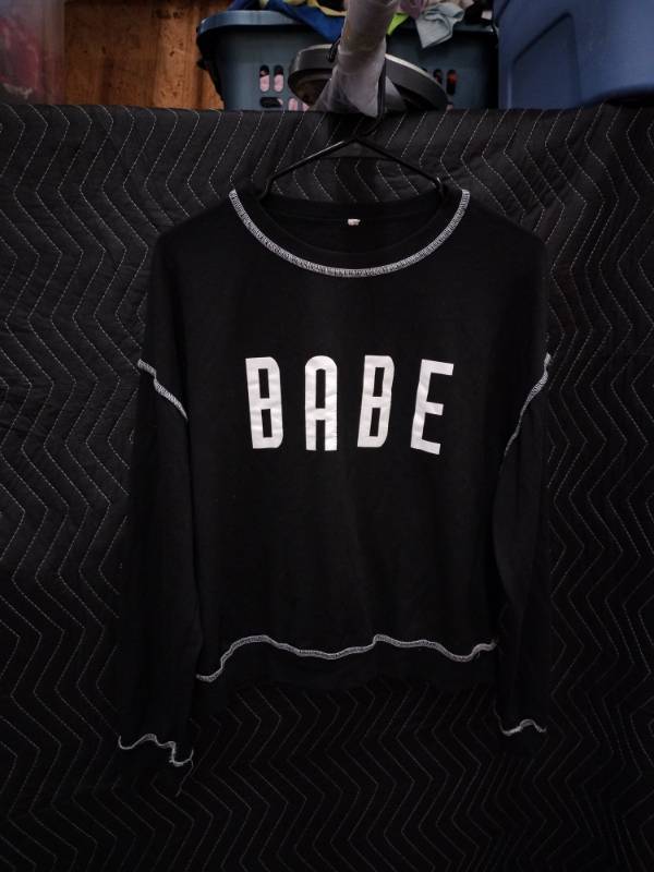 lot 9091 image: Black Long Sleeve Crewneck Sweatshirt w White BABE Graphic Size L
