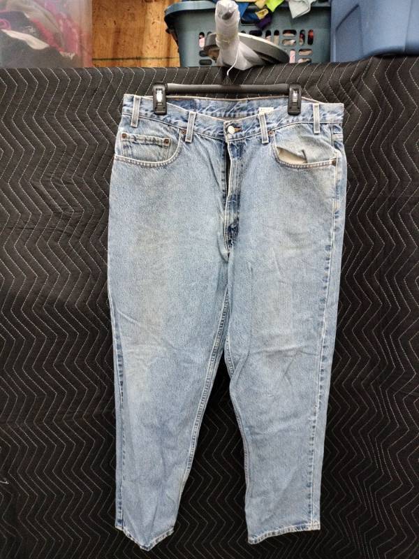 lot 9164 image: Levis Relaxed Straight Leg Jeans W38 L32 Light Wash Denim