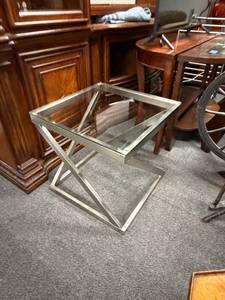 lot 279 image: Glass top side table 22 x 22 x 22 in