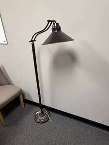 lot 282 image: Adjustable floor lamp