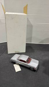 lot 1018 image: 1963 Chevrolet Impala silver scale model car with box