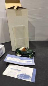 lot 1026 image: 1936 Ford Deluxe Cabriolet green  scale model car with box