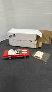 lot 1052 image: 1970 Oldsmobile 442 W-30 convertible red and white scale model die cast car with box