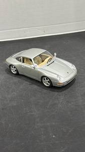 lot 1061 image: Bburago 118 scale Porsche 911 (993) Carrera from 1993