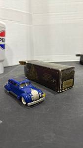 lot 1095 image: 1934 Chrysler Airflow 4 door sedan Brooklin Models 143 scale die cast metal automobile with box