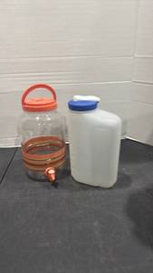 lot 2043 image: Rubbermaid plastic jug with sun tea pitcher