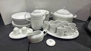 lot 2050 image: Thun Karlovarsky porcelain made in Czech Republic dinner ware set with serving pieces