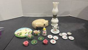 lot 2058 image: Milk glass oil lamp and other decor and miniatures