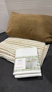 lot 2106 image: Pillow and more