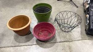 lot 2110 image: Plastic pots with hanging pot basket