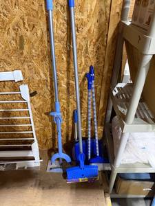 lot 2123 image: Brooms and more