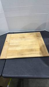 lot 2131 image: Wood cutting board 18 x 21 in