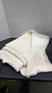 lot 2138 image: At Home very soft throw blanket