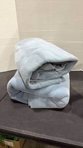 lot 2140 image: Two soft velvet-like blankets