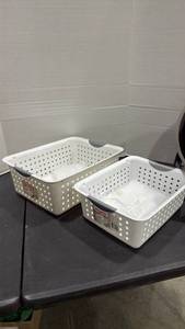 lot 2158 image: Sterilite baskets with plastic bags
