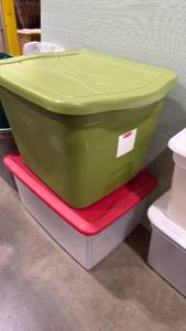 lot 2506 image: Storage totes and lids (2)
