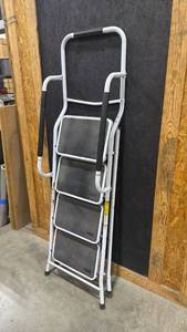 lot 2510 image: Foldable 4 step ladder with handles