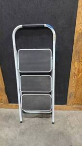 lot 2512 image: Duty rated up to 200 lbs 3 step folding step stool