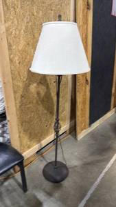 lot 2520 image: Iron floor lamp