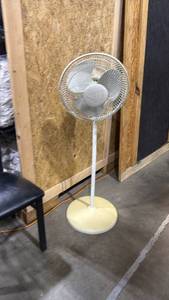 lot 2521 image: Lasko 3 speed pedestal fan