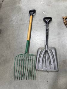 lot 2536 image: John Deere mulch rake with small shovel