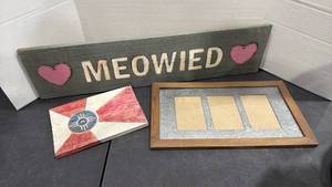 lot 3015 image: Wall decor and frame